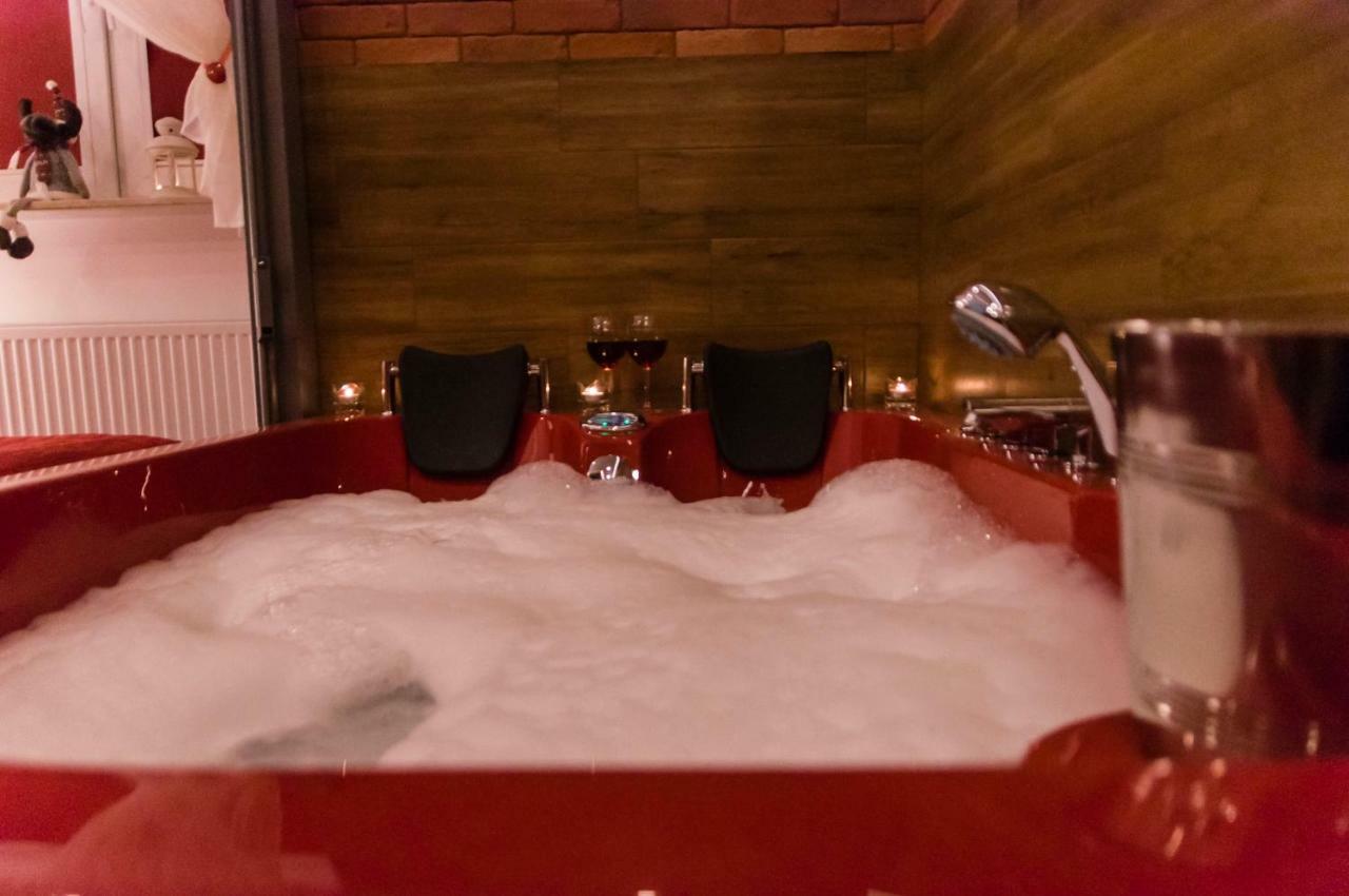 Jacuzzi Apartment Red Cracovie Extérieur photo