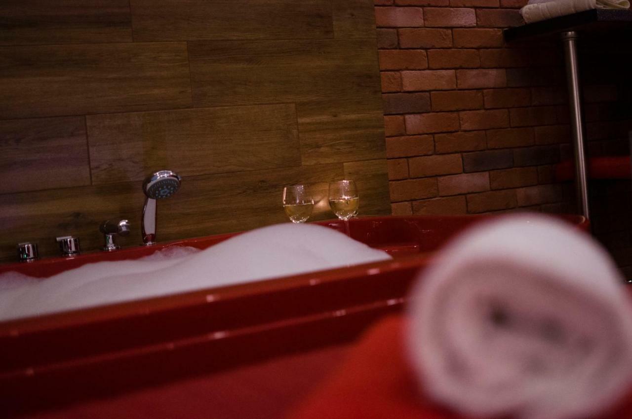 Jacuzzi Apartment Red Cracovie Extérieur photo