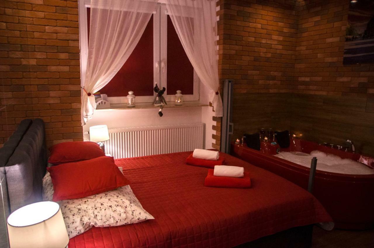 Jacuzzi Apartment Red Cracovie Extérieur photo