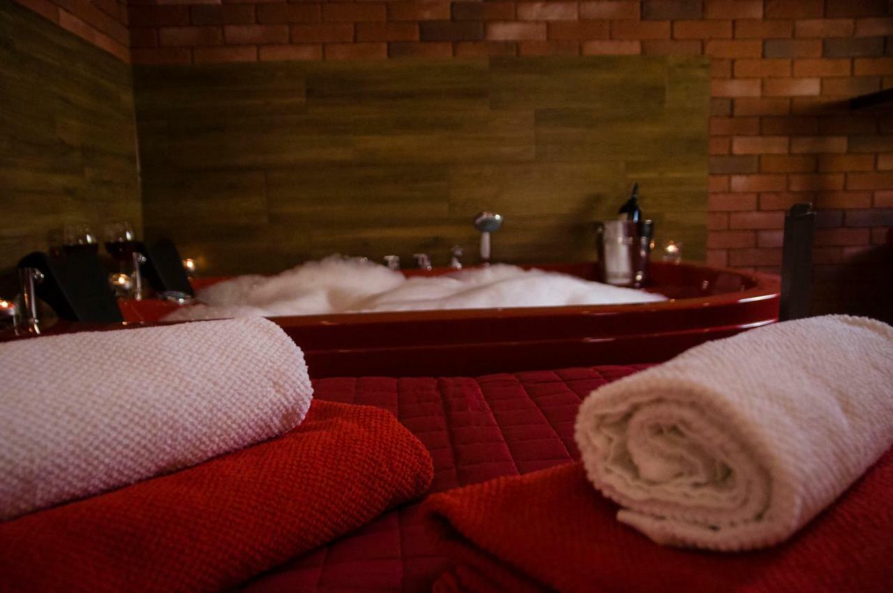 Jacuzzi Apartment Red Cracovie Extérieur photo