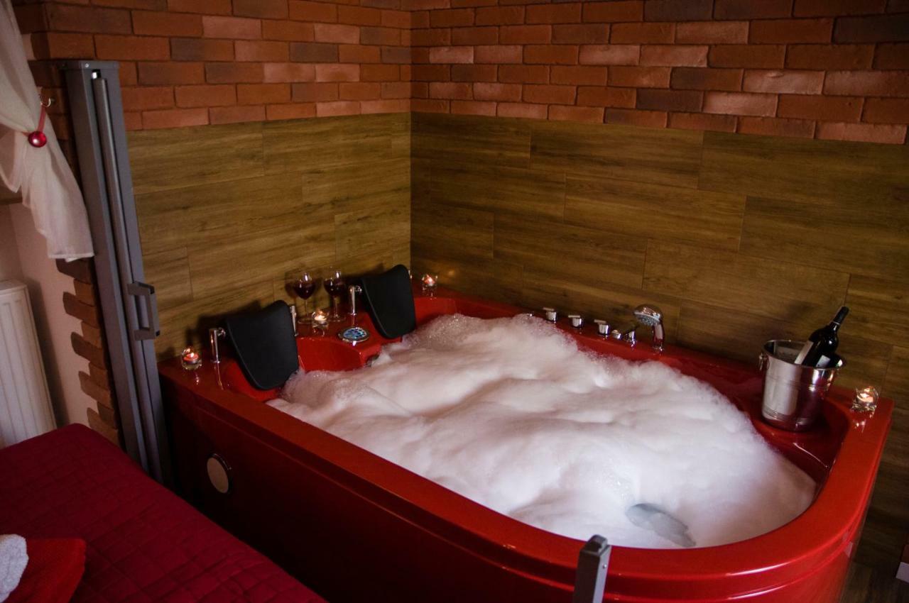 Jacuzzi Apartment Red Cracovie Extérieur photo