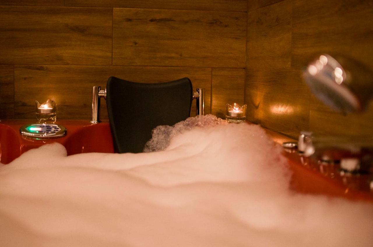 Jacuzzi Apartment Red Cracovie Extérieur photo