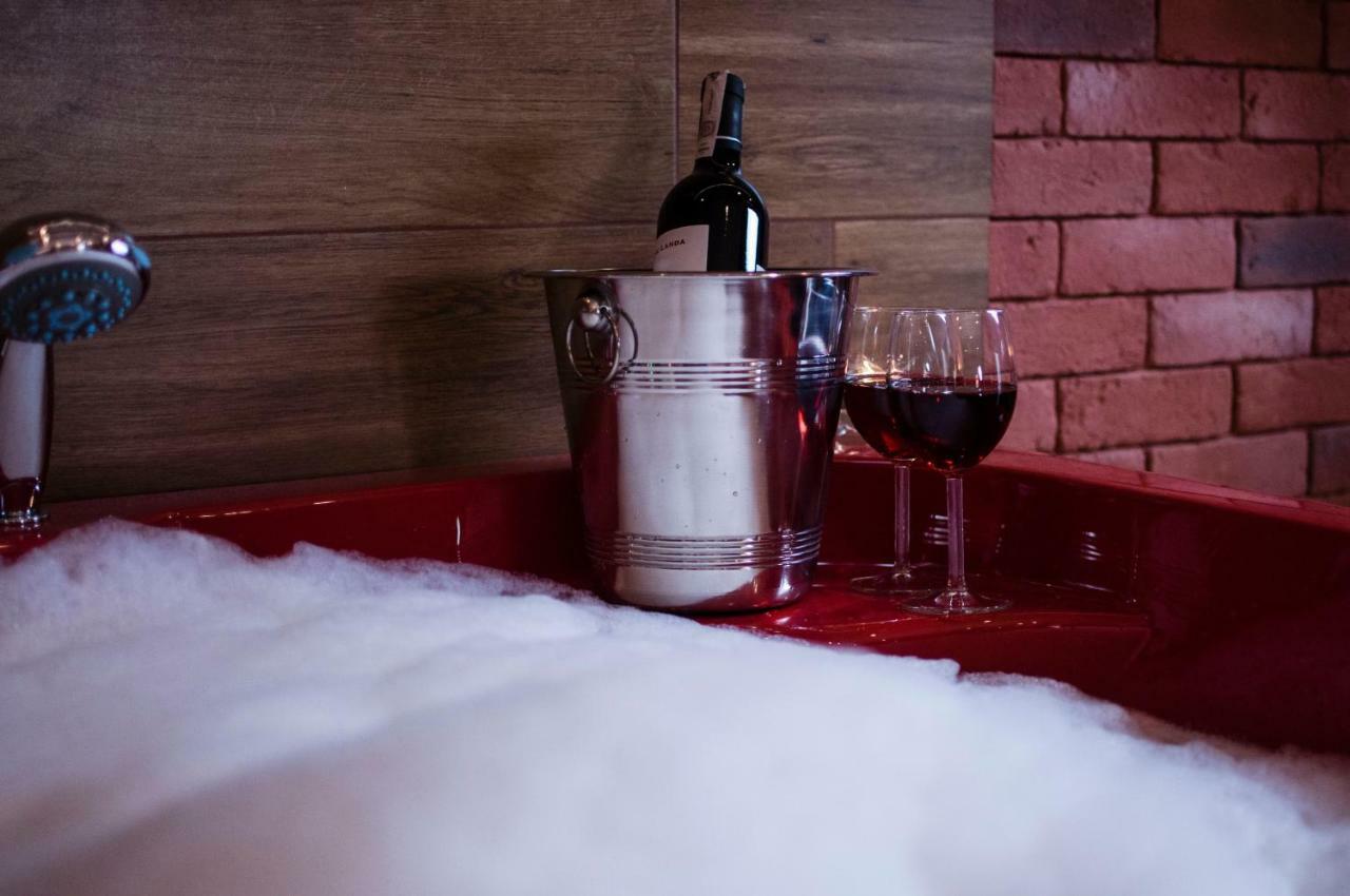 Jacuzzi Apartment Red Cracovie Extérieur photo