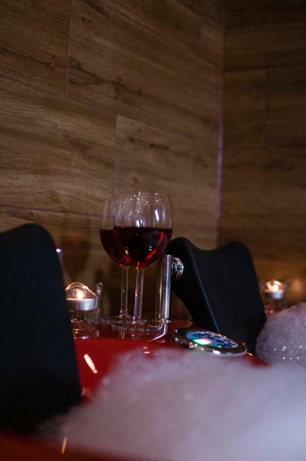 Jacuzzi Apartment Red Cracovie Extérieur photo