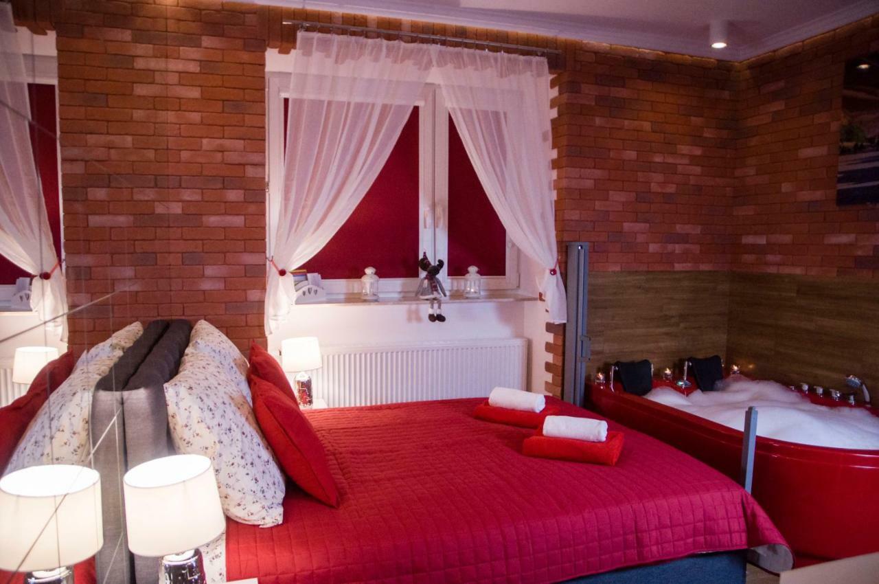 Jacuzzi Apartment Red Cracovie Extérieur photo